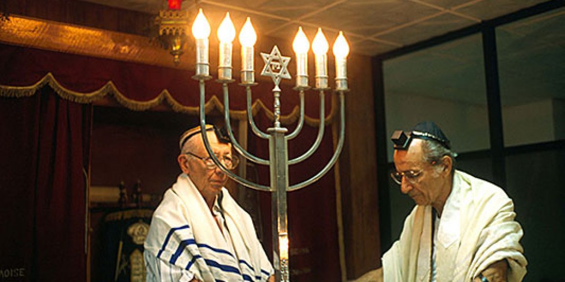 Beter in einer Synagoge in Havanna