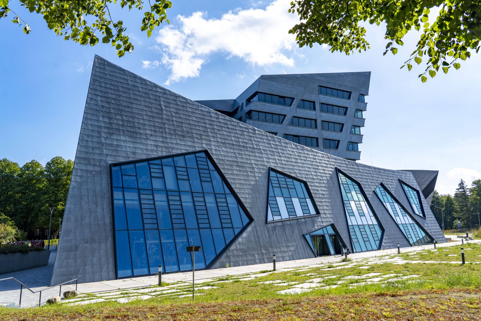 Die Leuphana Universität Lüneburg, Zentralgebäude, von Daniel Libeskind entworfen, Niedersachsen 