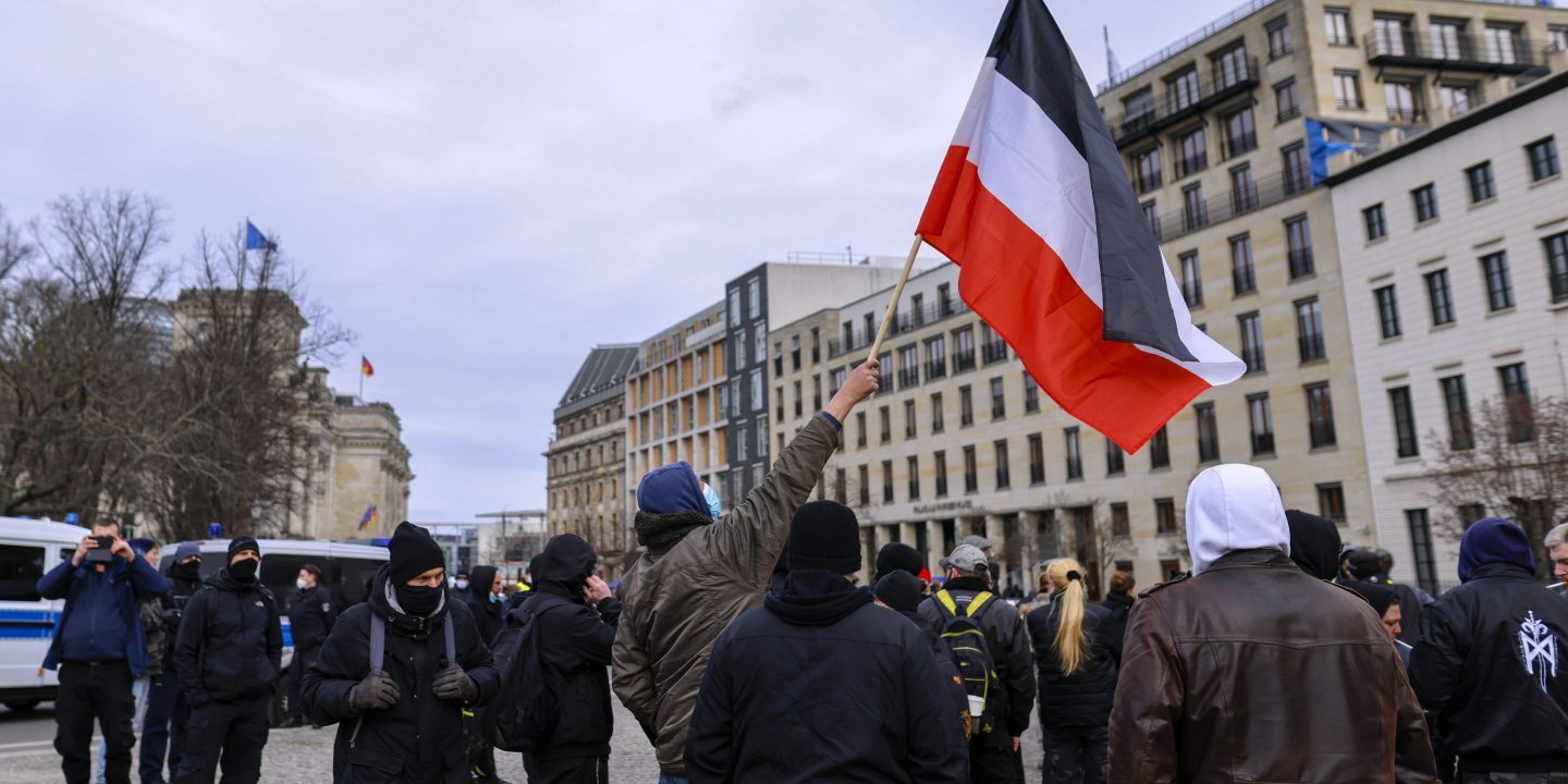 596 Neonazis per Haftbefehl gesucht | Jüdische Allgemeine