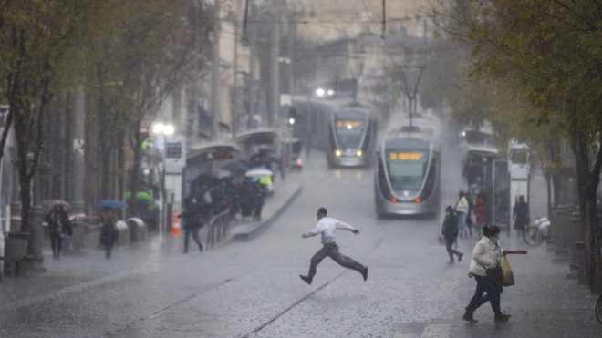 Nasse Füße garantiert: Regen in Jerusalem