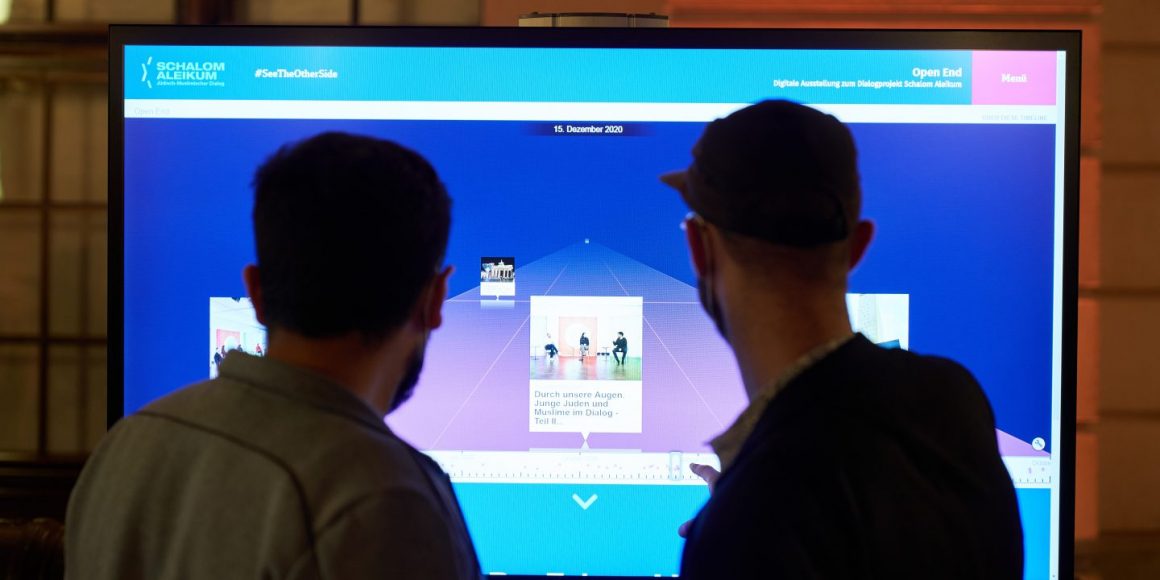 Gäste der »Open End«-Jahresveranstaltung bei der Ausstellungspräsentation