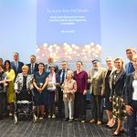 Schoa-Überlebende, Vertreter der Jerusalem Foundation und Repräsentanten der EU-Delegation in Israel