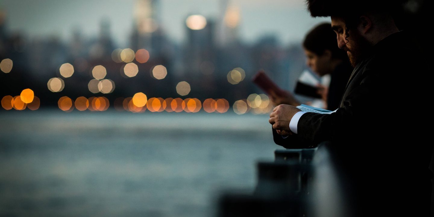 Orthodoxe Juden mit Feuerlöscher angegriffen und geschlagen Jüdische