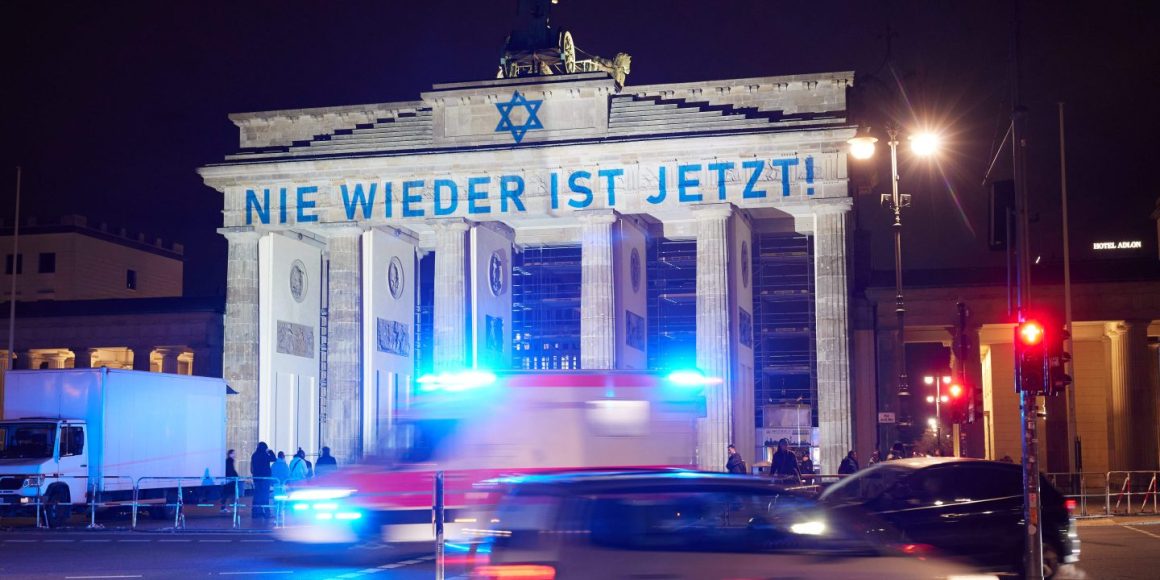 Das Brandenburger Tor in Berlin angestrahlt mit den Worten "Nie wieder ist jetzt".