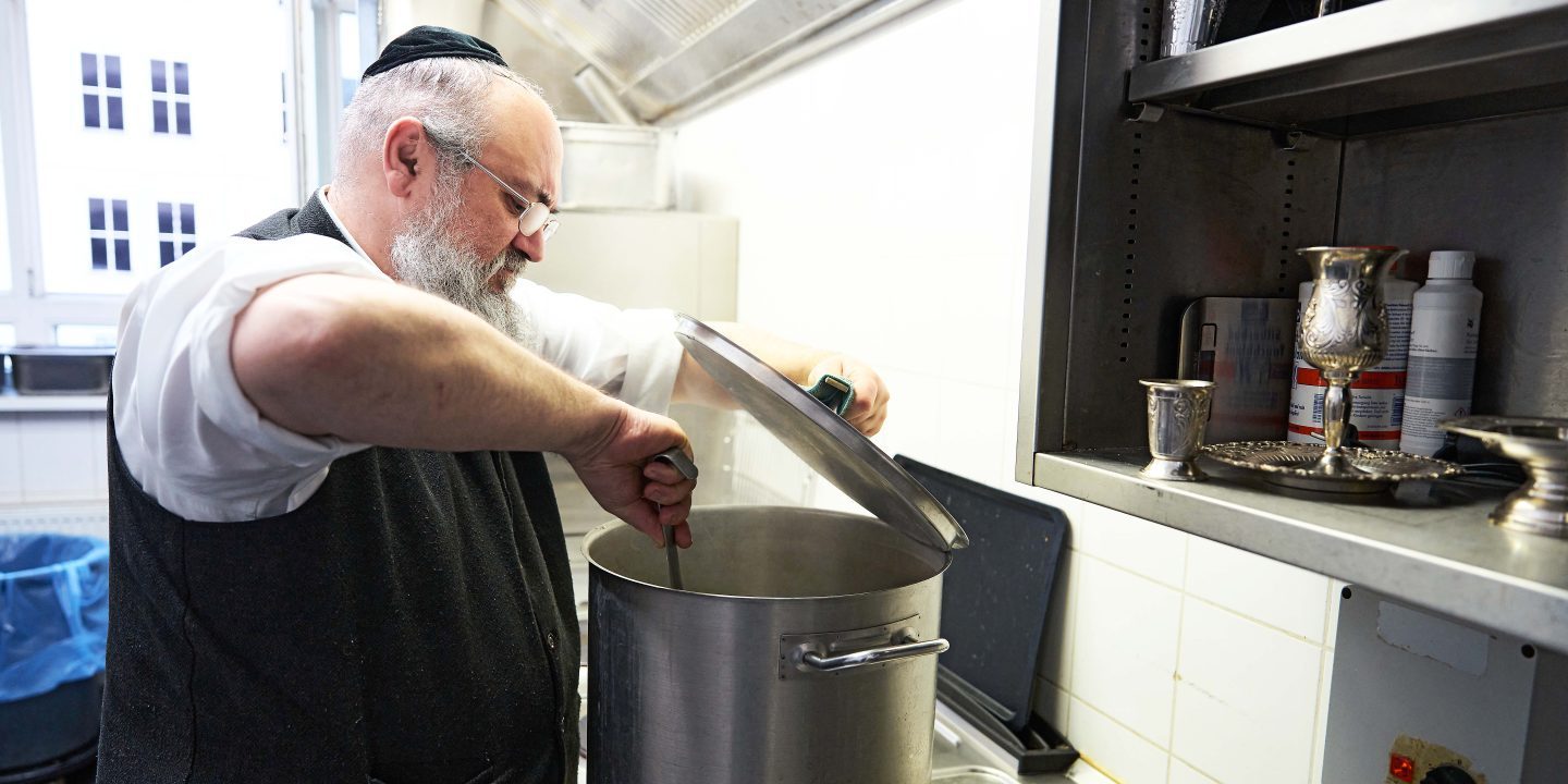 Berlin: In der Synagogenküche kaschert Leonid Golzmann für Pessach ...
