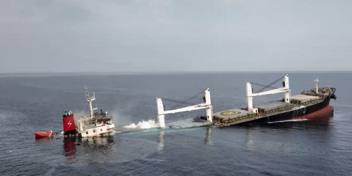 Der unter liberianischer Flagge fahrende Massengutfrachter "Eternity C" beim Untergang im Roten Meer am Mittwoch, den 9. Juli 2025.
