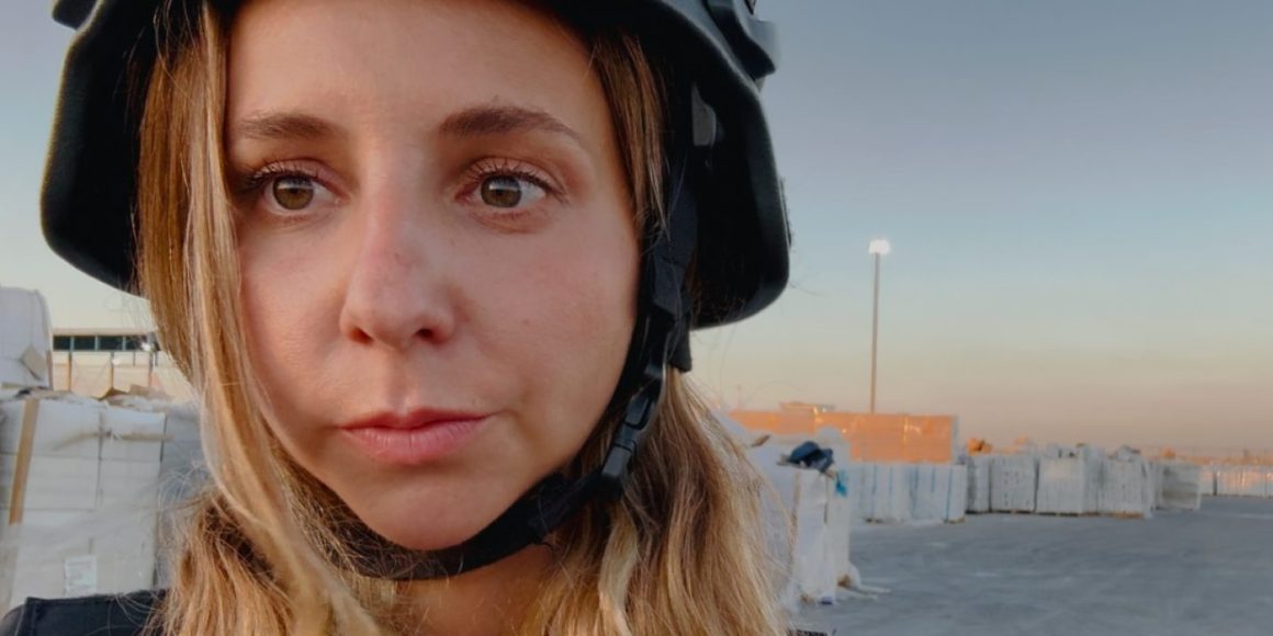 Sarah Cohn-Fantl auf einem Gelände, auf dem Hilfslieferungen für Gaza lagern