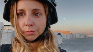 Sarah Cohn-Fantl auf einem Gelände, auf dem Hilfslieferungen für Gaza lagern