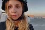 Sarah Cohn-Fantl auf einem Gelände, auf dem Hilfslieferungen für Gaza lagern