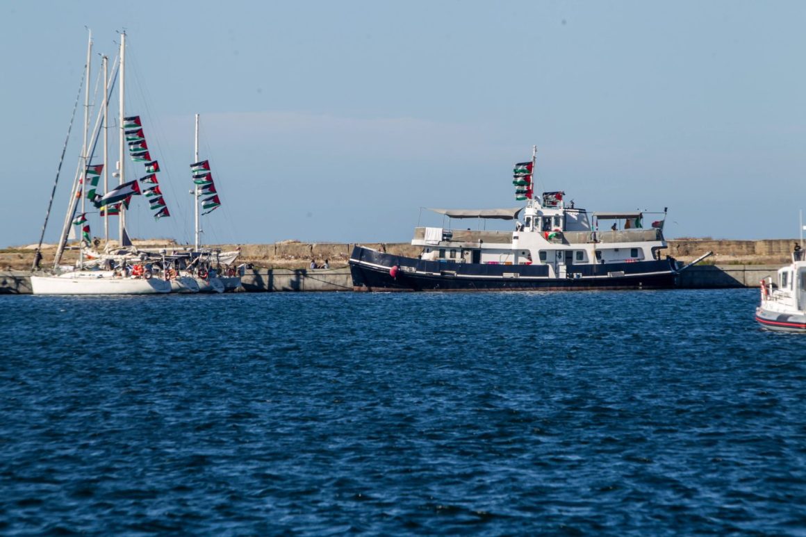 Boote der Globalen Sumud-Flottille versammeln sich im tunesischen Hafen von Bizerte vor der geplanten Abfahrt in den Gazastreifen am 13. September 2025, um die israelische Blockade des palästinensischen Gebiets zu durchbrechen.