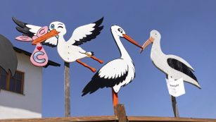 Holzstörche zur Geburt in Niederösterreich. Noch immer werden neben den klassischen Namen viele biblische Namen den Kindern gegeben.