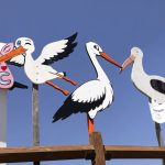 Holzstörche zur Geburt in Niederösterreich. Noch immer werden neben den klassischen Namen viele biblische Namen den Kindern gegeben.