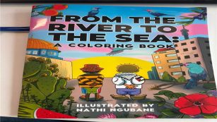 Das Ausmalbuch "From the river to the sea" in einer Buchhandlung in Zürich.