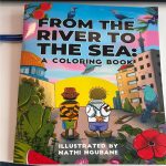 Das Ausmalbuch "From the river to the sea" in einer Buchhandlung in Zürich.