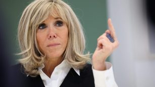 Brigitte Macrons Ausfall gegen Aktivistinnen entfacht eine landesweite Debatte.