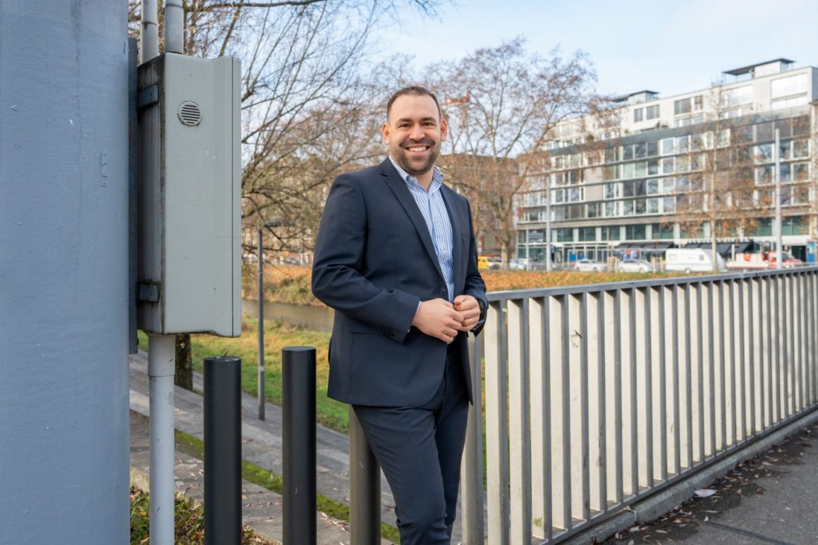 Cédric Bollag vor dem Eruv, der auch aus Säulen besteht. Es war ihm ein persönliches Anliegen, dass Zürich einen Eruv erhält.