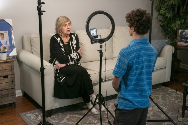 Tova Friedman mit Enkel Aron Goodman