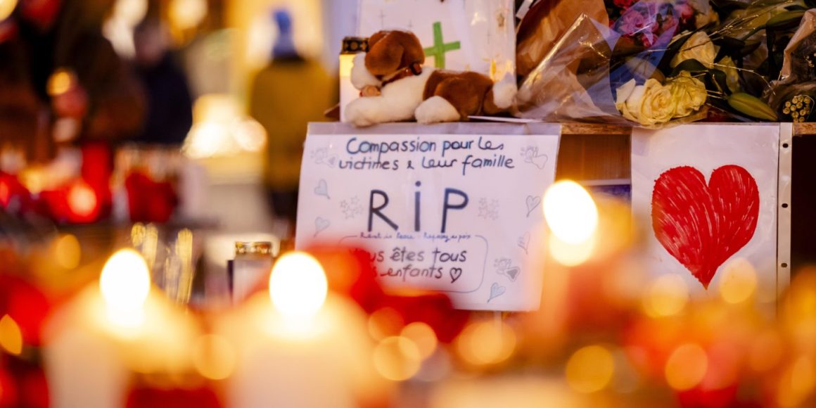 Blumen und Kerzen sind als Zeichen des Gedenkens an die Opfer nach dem Brand in der Bar und Lounge »Le Constellation« in Crans-Montana.