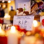 Blumen und Kerzen sind als Zeichen des Gedenkens an die Opfer nach dem Brand in der Bar und Lounge »Le Constellation« in Crans-Montana.