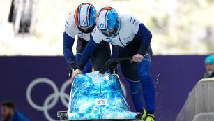 Adam Edelman (rechts) und Menachem Chen fuhren im Zweierbob-Wettkampf am Montag, dem 16. Februar 2026, bei den Olympischen Winterspielen 2026 in Cortina d'Ampezzo für Israel.