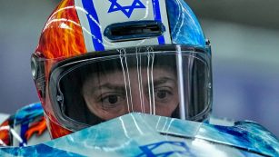 Der israelische Bobfahrer Adam Edelman nimmt die Hasstiraden gegen seine Person gelassen und will sich auf den Wettkampf konzentieren.