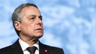 Bundesrat Ignazio Cassis muss sich in Den Haag verantworten.