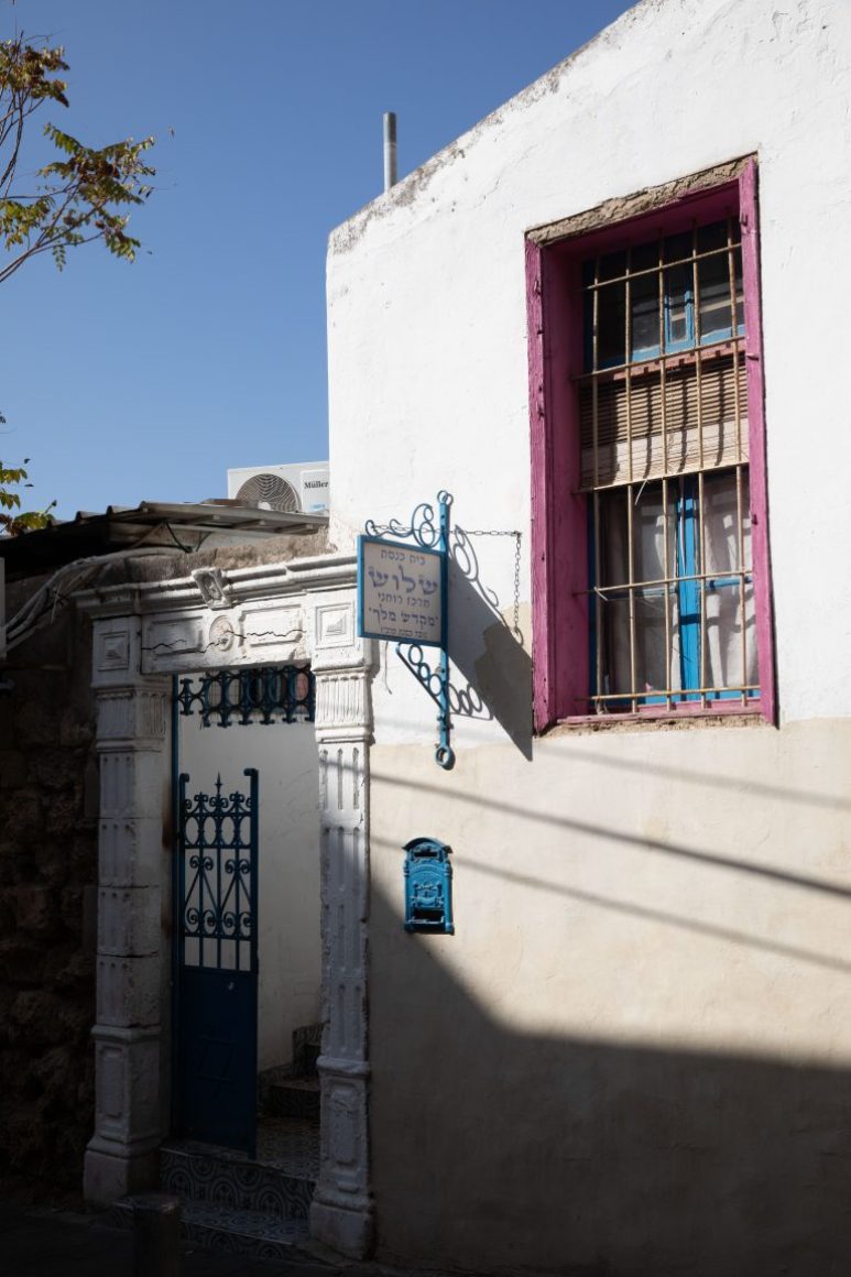 die Chelouche-Synagoge von außen und ihr Schammes