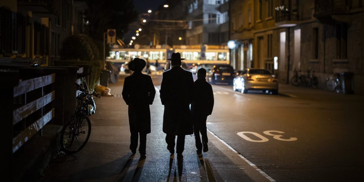 Alltag in Zürich: Orthodox gekleidete Juden im Stadtteil Wiedikon, wo sihc der jüngste Vorfall ereignete.