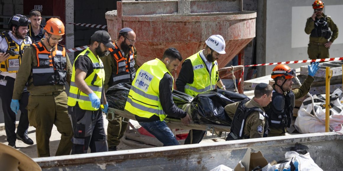 Rettungskräfte am Einschlagsort in Yehud
