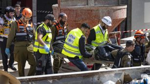 Rettungskräfte am Einschlagsort in Yehud