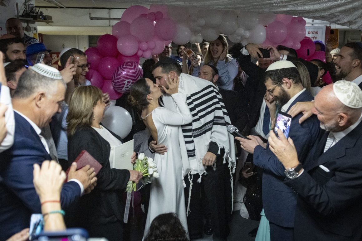 Ein israelisches Paar während seiner Hochzeitszeremonie am 3. März 2026 in einer Tiefgarage, der als geschützter Raum inmitten des Krieges zwischen Israel und Iran dient