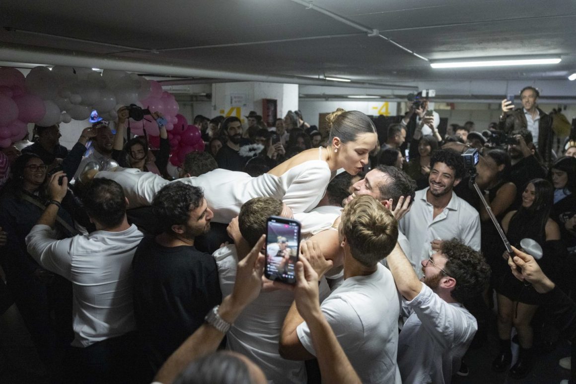 Liebe kennt keine Grenzen: Hochzeitsparty im Bunker im Stadtzentrum von Tel Aviv während des Krieges gegen den Iran