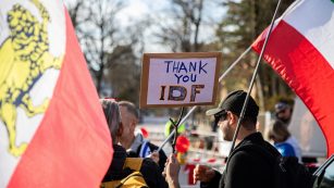 Demonstrierende schwenkten am Montag israelische und iranische Flaggen vor der israelischen Botschaft in Berlin und riefen „Danke, IDF!“.