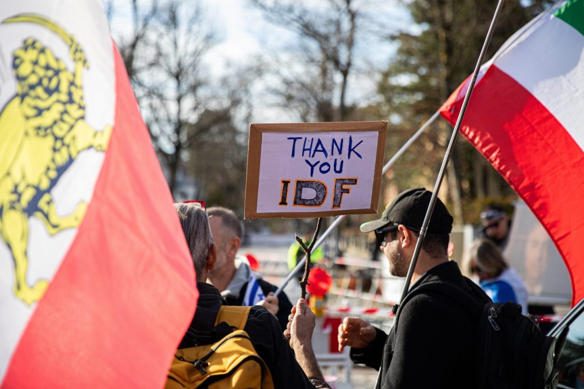 Demonstrierende schwenkten am Montag israelische und iranische Flaggen vor der israelischen Botschaft in Berlin und riefen „Danke, IDF!“.