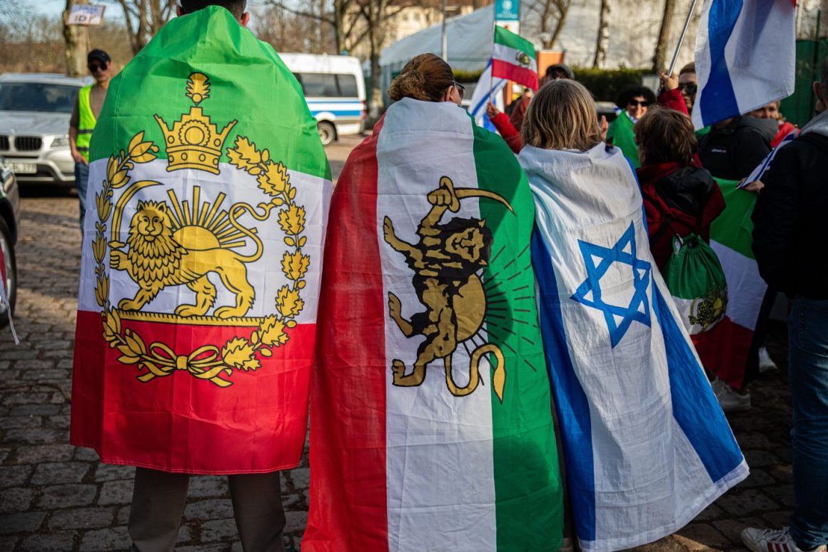 Demonstrierende schwenkten am Montag israelische und iranische Flaggen vor der israelischen Botschaft in Berlin und riefen „Danke, IDF!“.