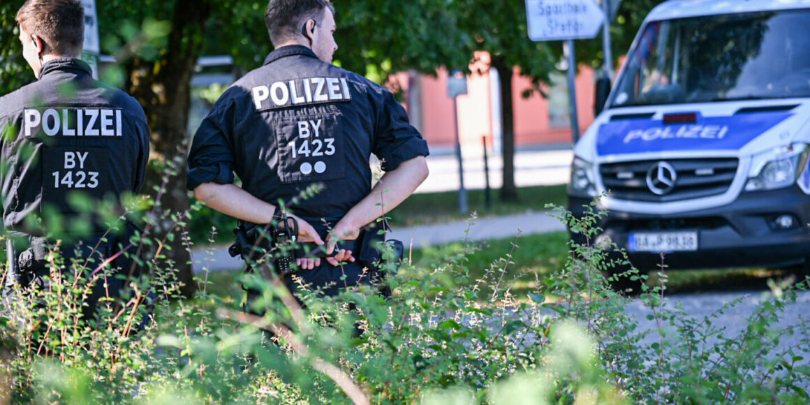 Kräfte der bayerischen Polizei stehen am Welfen-Gymnasium.