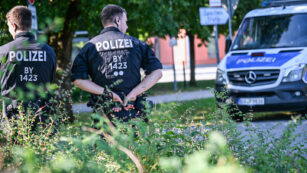 Kräfte der bayerischen Polizei stehen am Welfen-Gymnasium.
