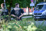 Kräfte der bayerischen Polizei stehen am Welfen-Gymnasium.
