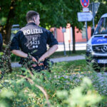 Kräfte der bayerischen Polizei stehen am Welfen-Gymnasium.
