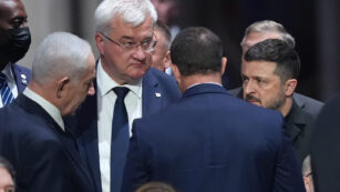 Benjamin Netanjahu (l.) und Wolodymyr Selenskyj bei der Trauerfeier für Lindsay Graham am Dienstag in Washiongton, D.C.