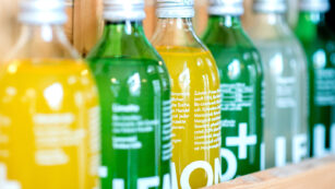 Mehrere Flaschen mit Limonade der Marke Lemonaid in verschiedenen Geschmacksrichtungen stehen im Regal in einem Getränkemarkt