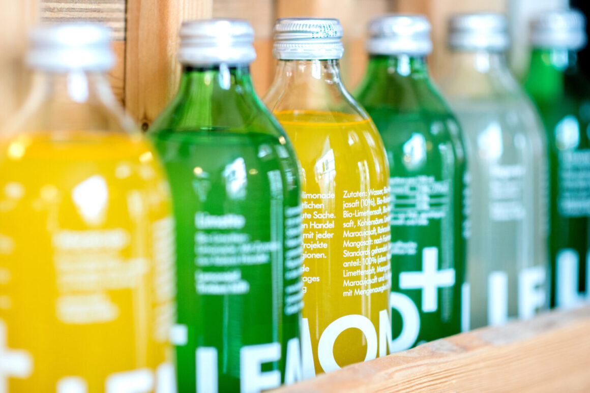Mehrere Flaschen mit Limonade der Marke Lemonaid in verschiedenen Geschmacksrichtungen stehen im Regal in einem Getränkemarkt