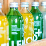 Mehrere Flaschen mit Limonade der Marke Lemonaid in verschiedenen Geschmacksrichtungen stehen im Regal in einem Getränkemarkt