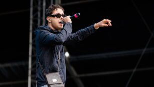 Rapper Pashanim während eines Konzertes auf der Bühne