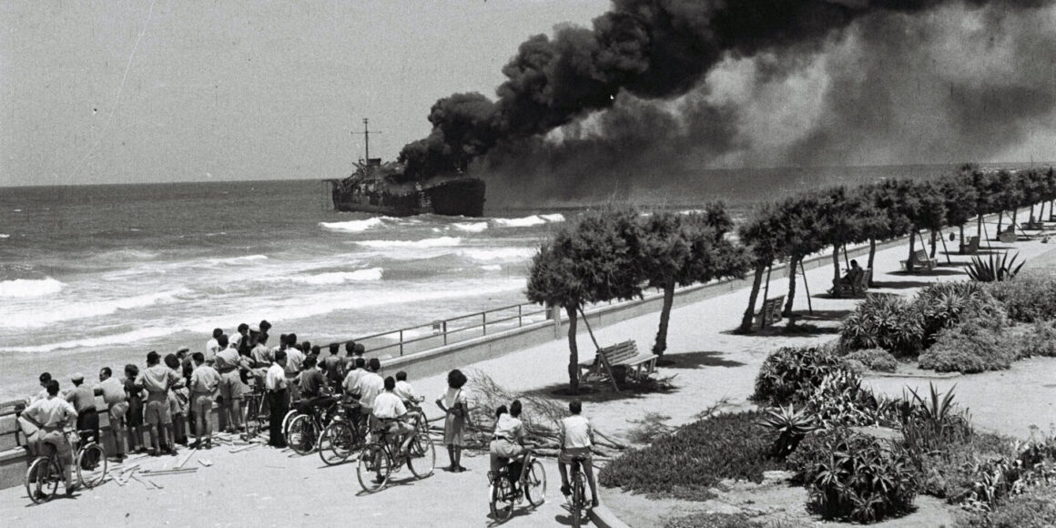 Die brennende Altalena vor der Küste Tel Avivs, 1948