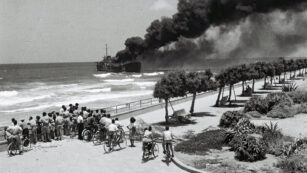 Die brennende Altalena vor der Küste Tel Avivs, 1948