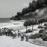 Die brennende Altalena vor der Küste Tel Avivs, 1948