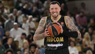 Daniel Theis im März 2026 bei einem EuroLeague-Spiel seines Ex-Klubs Monaco