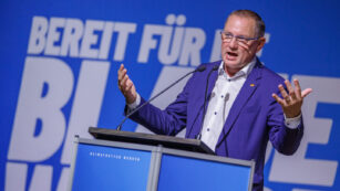 Tino Chrupalla, Bundesvorsitzender der AfD, spricht bei dem Wahlkampfauftritt in Grimmen (Mecklenburg-Vorpommern), 28. August