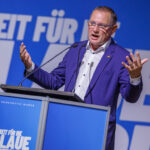 Tino Chrupalla, Bundesvorsitzender der AfD, spricht bei dem Wahlkampfauftritt in Grimmen (Mecklenburg-Vorpommern), 28. August